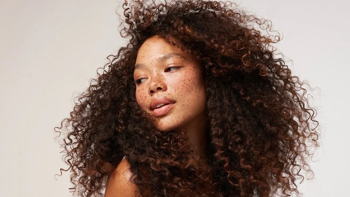 Veja 4 shampoos para cachos que hidratam e preservam a definição