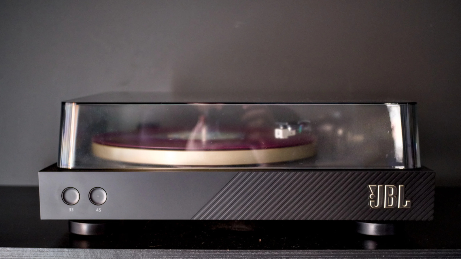 Vitrola de maleta perde para JBL Spinner BT em teste prático