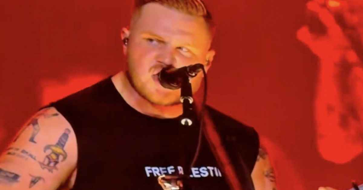 Zach Bryan quebra recorde de público no Gillette e usa camisa ‘Palestina Livre’